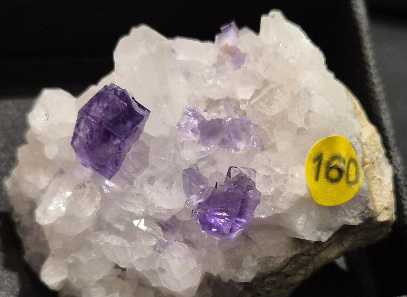 Fluorite cube bleu sur quartz