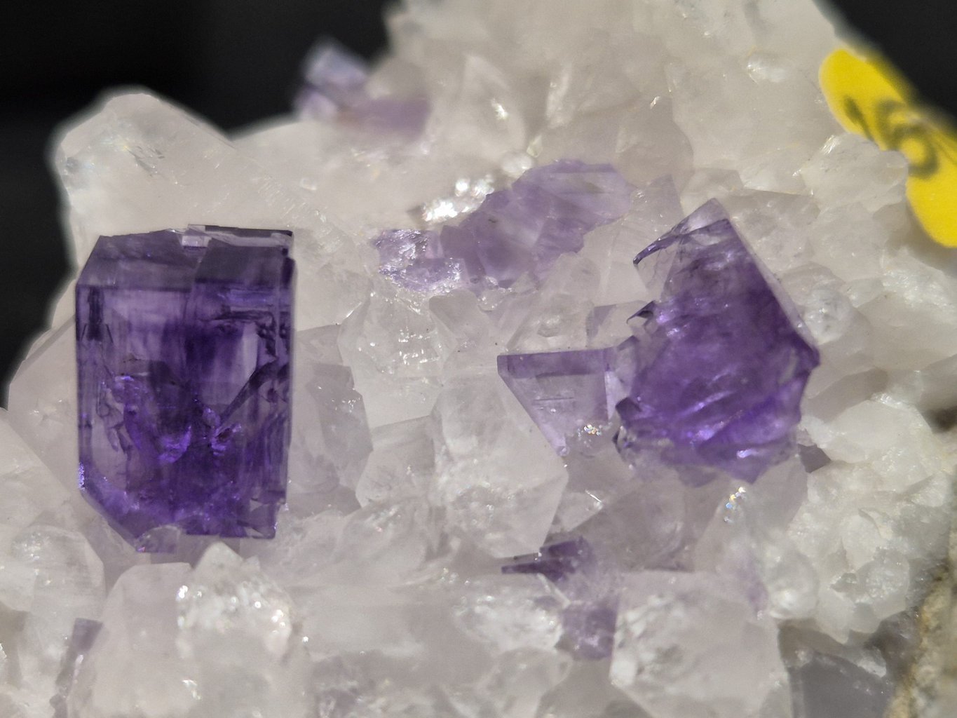 Cube Fluorite bleu sur quartz