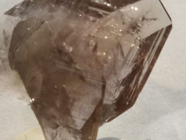 Axinite cristal flottant