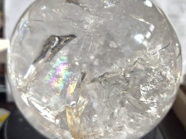 Sphère cristal de roche irrisée