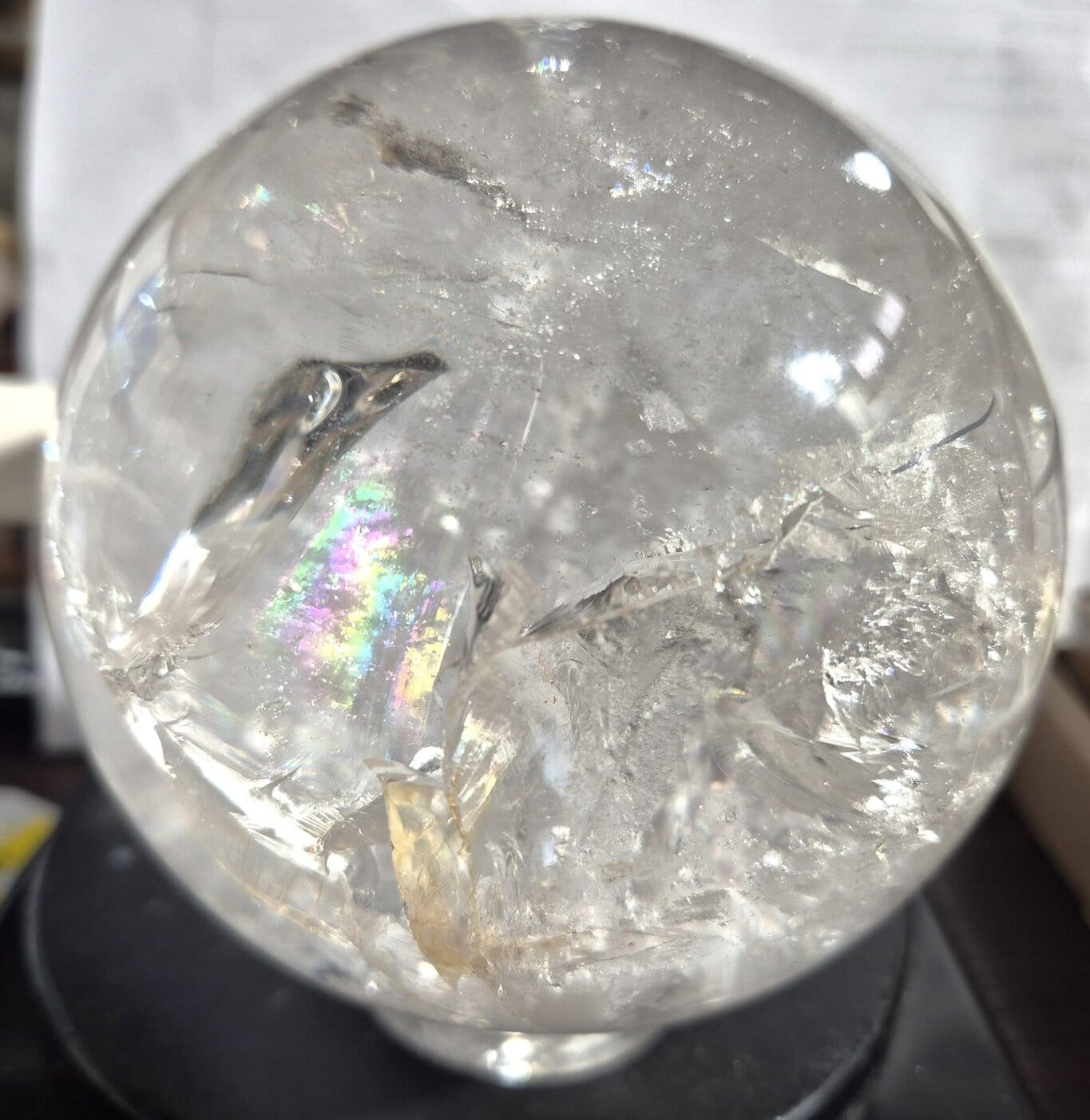 Sphère cristal de roche irrisée