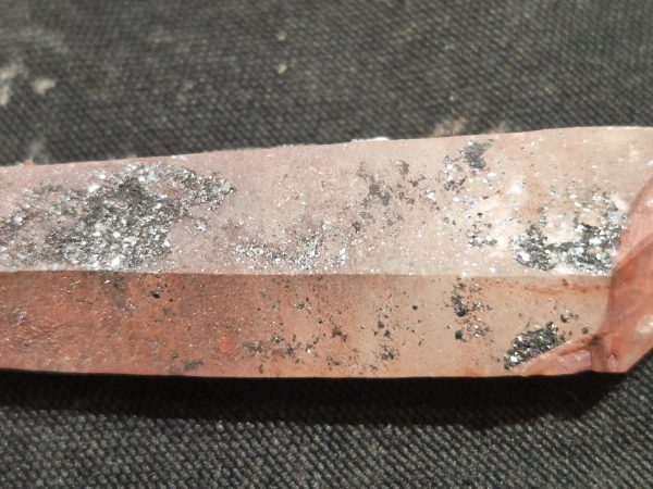 Quartz biterminé avec hématite1