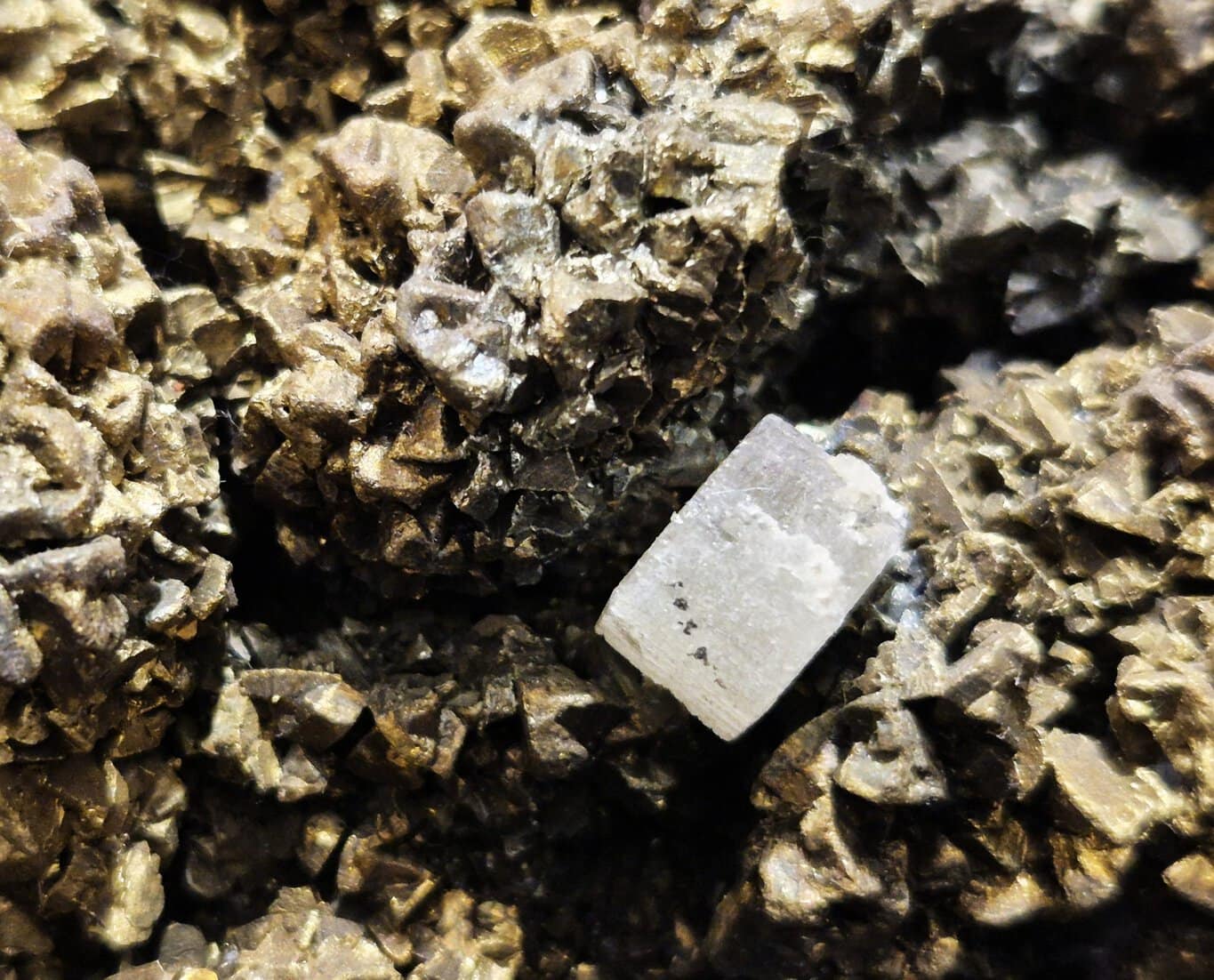Apatite sur chalcopyrite