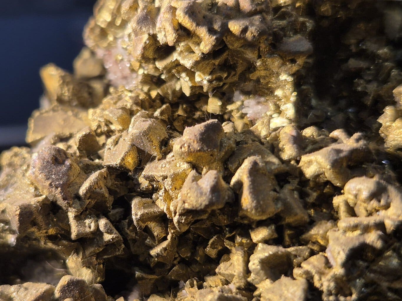 Apatite sur chalcopyrite – Image 4