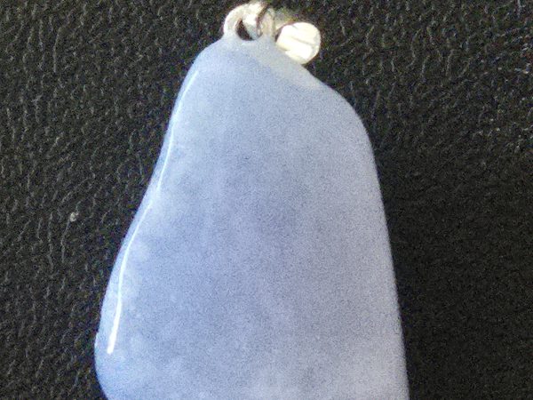 Calcédoine bleue roulée