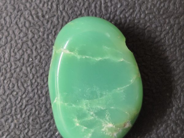 Chrysoprase percé transversal