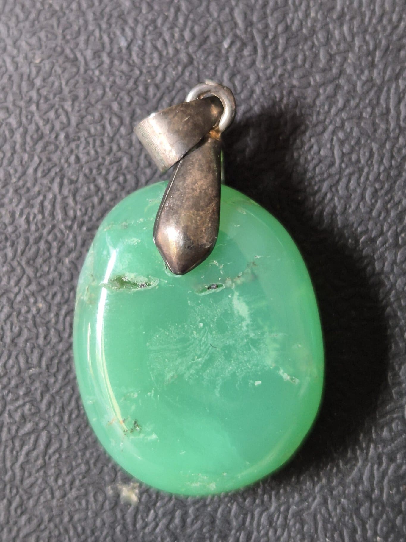 Chrysoprase oval percé