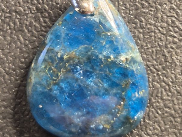 Apatite bleue cabochon larme