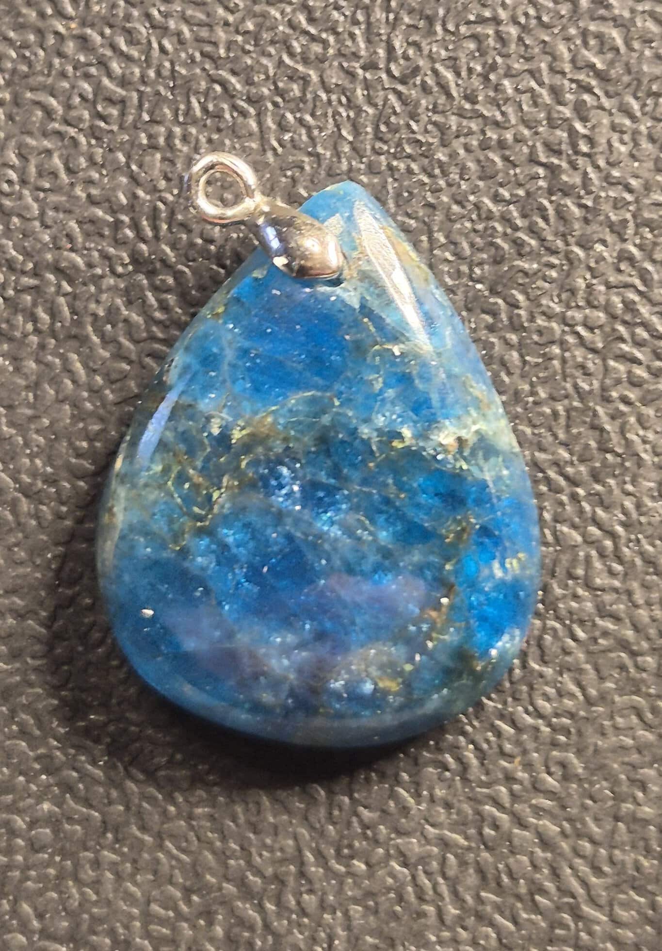 Apatite bleue cabochon larme
