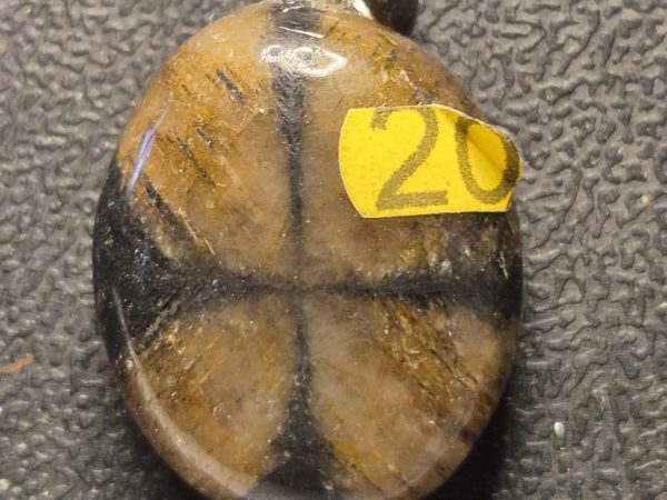 Andalousite pendentif argent. Véritable Andalousite avec inclusions de carbone noir formant une croix de Malte. Monté bélière argent 925, Espagne.
