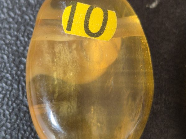Fluorite jaune percée