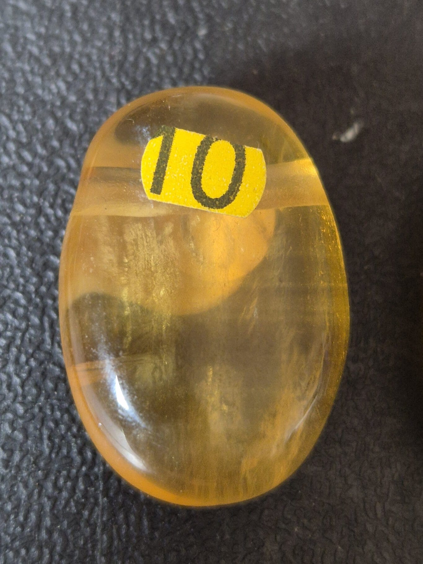 Fluorite jaune percée