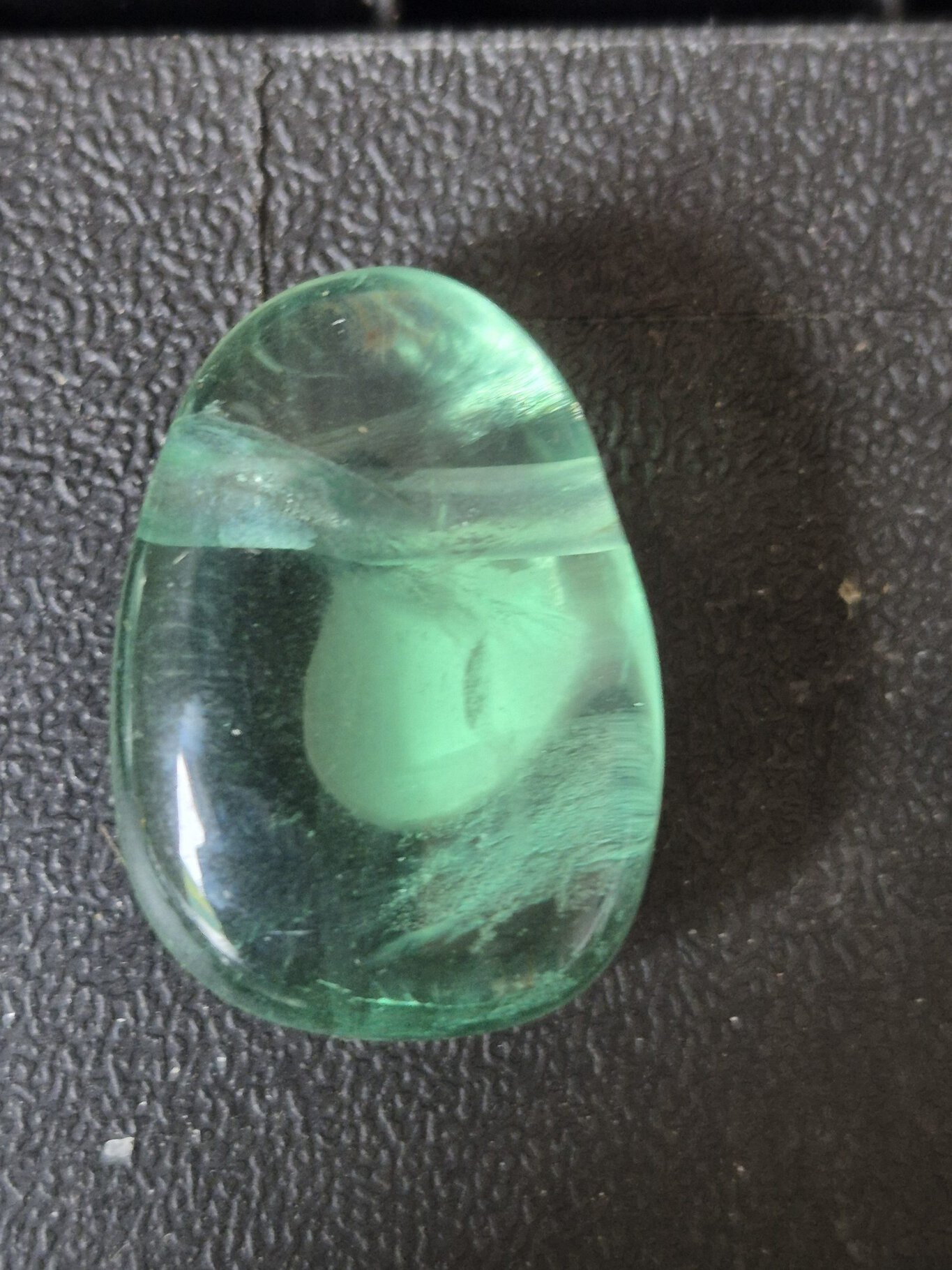 Fluorite verte percée