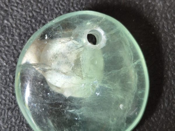 Fluorite verte rond percé