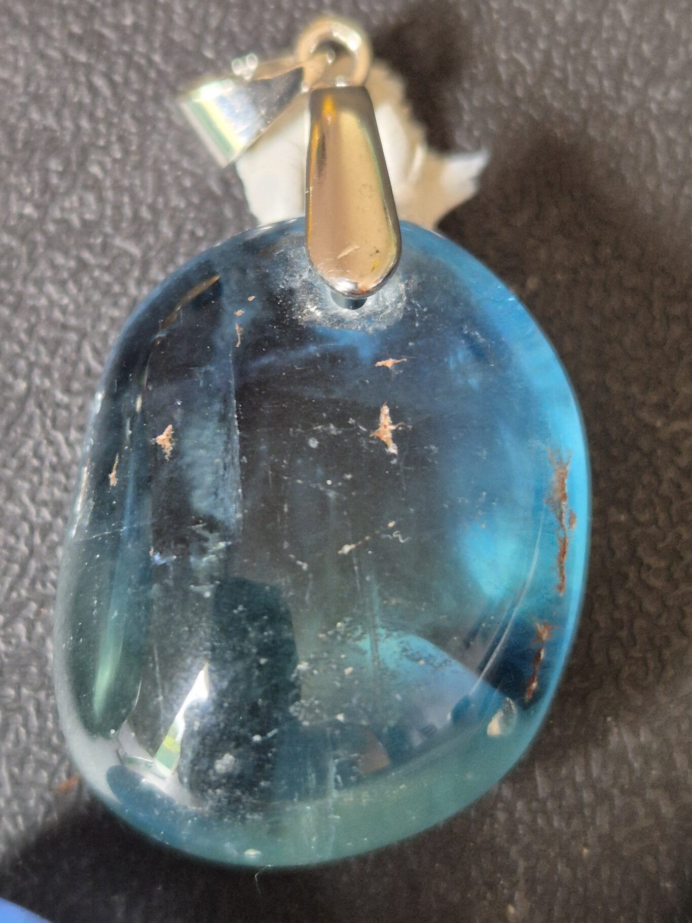 Fluorite bleue pétrole