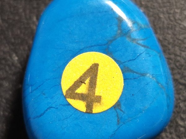 Howlite bleue percée