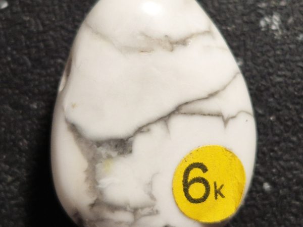 Howlite percée