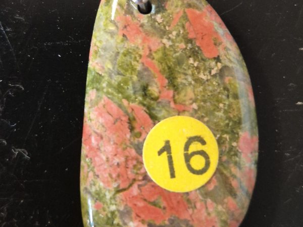 Unakite cabochon percé.