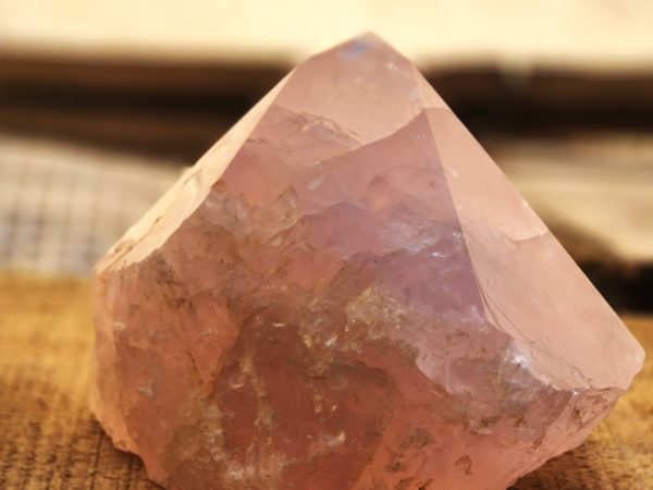 Quartz rose facetté