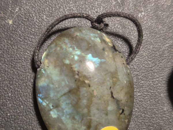 Labradorite cabochon ovale
